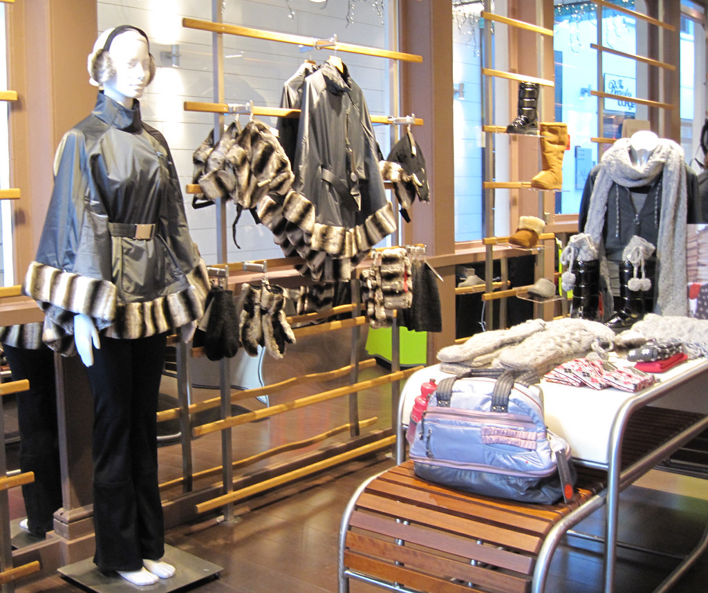 Essayage de vêtements de sport en boutique